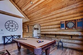 Luxe Breck Log Cabin w/ Hot Tub, Bar & Views!