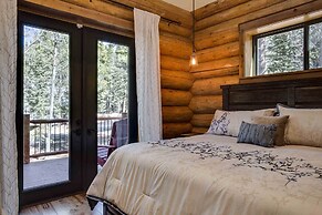 Luxe Breck Log Cabin w/ Hot Tub, Bar & Views!
