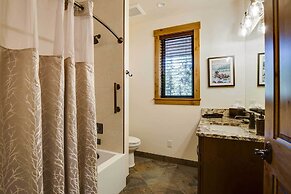 Luxe Breck Log Cabin w/ Hot Tub, Bar & Views!