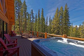 Luxe Breck Log Cabin w/ Hot Tub, Bar & Views!