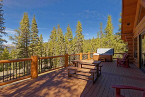 Luxe Breck Log Cabin w/ Hot Tub, Bar & Views!