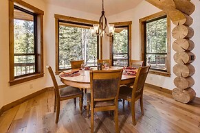 Luxe Breck Log Cabin w/ Hot Tub, Bar & Views!