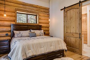 Luxe Breck Log Cabin w/ Hot Tub, Bar & Views!