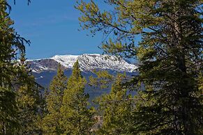 Luxe Breck Log Cabin w/ Hot Tub, Bar & Views!