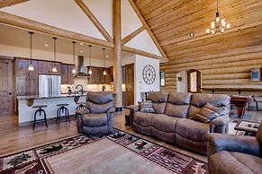 Luxe Breck Log Cabin w/ Hot Tub, Bar & Views!