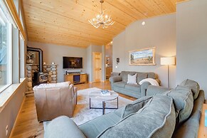 Tahoe Donner Mountain Cabin: Surrounded by Forest!
