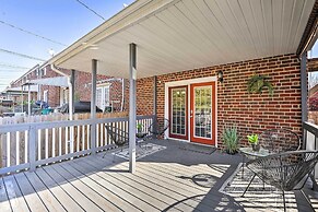 Chic Townhome w/ Deck: 6 Mi to Dtwn Baltimore