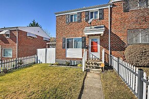 Chic Townhome w/ Deck: 6 Mi to Dtwn Baltimore