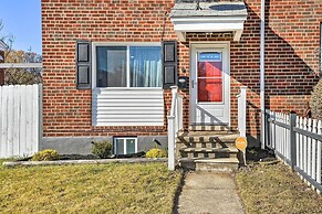 Chic Townhome w/ Deck: 6 Mi to Dtwn Baltimore