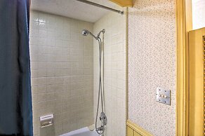 Private Home w/ Hot Tub & Patio Near Dtwn Tulsa