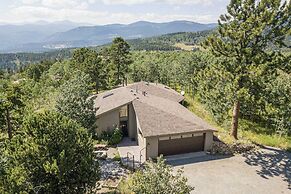Airy Forest Escape w/ Mountain Views + Hot Tub!