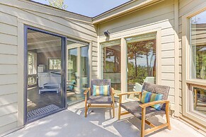 Mountain Views + Hot Tub: Airy Forest Escape!