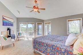 Mountain Views + Hot Tub: Airy Forest Escape!