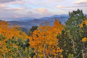 Mountain Views + Hot Tub: Airy Forest Escape!