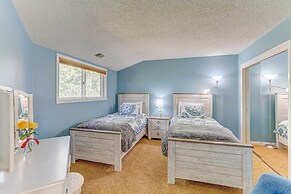 Mountain Views + Hot Tub: Airy Forest Escape!