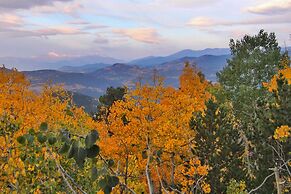 Mountain Views + Hot Tub: Airy Forest Escape!
