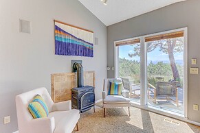 Mountain Views + Hot Tub: Airy Forest Escape!