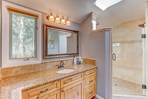 Mountain Views + Hot Tub: Airy Forest Escape!