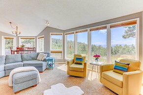 Mountain Views + Hot Tub: Airy Forest Escape!