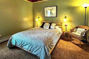 Ski Shuttle & Pool: Modern Silverthorne Condo!