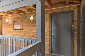 Ski Shuttle & Pool: Modern Silverthorne Condo!