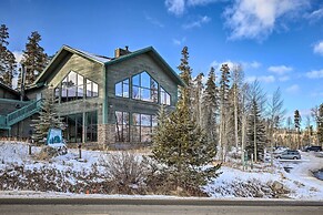 Ski Shuttle & Pool: Modern Silverthorne Condo!