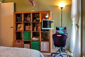 Ski Shuttle & Pool: Modern Silverthorne Condo!