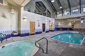 Ski Shuttle & Pool: Modern Silverthorne Condo!
