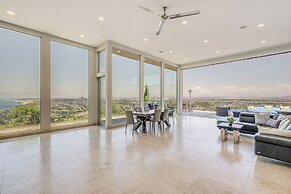 Pool & Coastline Views: Luxe La Jolla Home