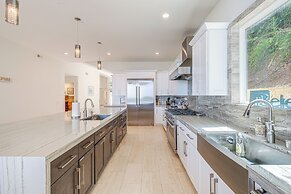 Pool & Coastline Views: Luxe La Jolla Home