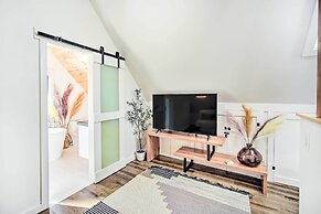 < 1 Mi to Big Bear Lake: Cabin w/ Hot Tub