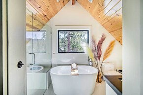 < 1 Mi to Big Bear Lake: Cabin w/ Hot Tub