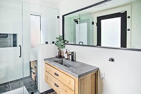 < 1 Mi to Big Bear Lake: Cabin w/ Hot Tub