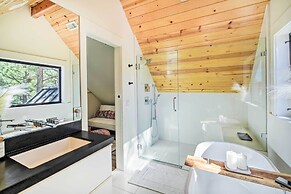 < 1 Mi to Big Bear Lake: Cabin w/ Hot Tub