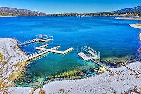 < 1 Mi to Big Bear Lake: Cabin w/ Hot Tub