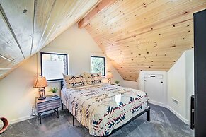 < 1 Mi to Big Bear Lake: Cabin w/ Hot Tub