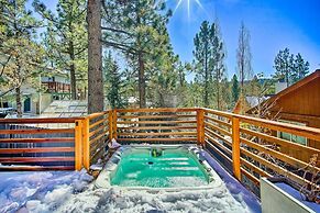 < 1 Mi to Big Bear Lake: Cabin w/ Hot Tub