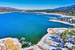 < 1 Mi to Big Bear Lake: Cabin w/ Hot Tub