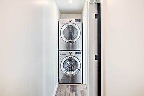 < 1 Mi to Big Bear Lake: Cabin w/ Hot Tub