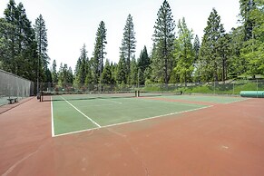 Family Cabin in Blue Lake Springs, Near Town!