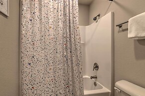 Fayetteville House: Pool Access & Gas Grill!