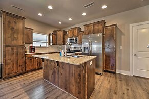 Fayetteville House: Pool Access & Gas Grill!