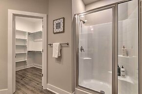 Fayetteville House: Pool Access & Gas Grill!