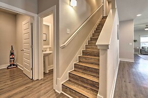 Fayetteville House: Pool Access & Gas Grill!