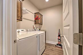 Fayetteville House: Pool Access & Gas Grill!