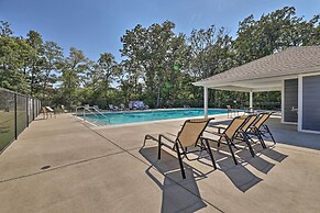 Fayetteville House: Pool Access & Gas Grill!