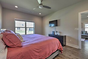 Fayetteville House: Pool Access & Gas Grill!