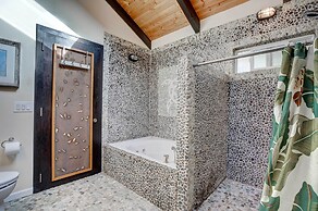 Kailua-kona House w/ Balcony & Ocean Views!