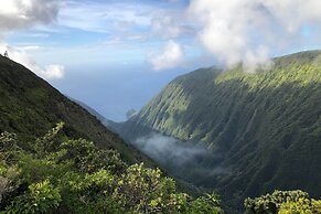 High-end Resort Condo Nestled on Molokai Shoreline