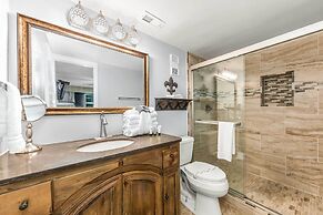 Gulf Shores Condo: Walk to Beach, The Hangout